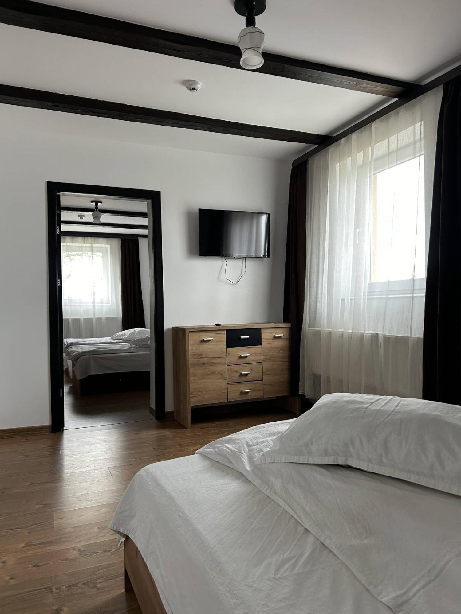 Hotel Intim Radauti Ngoại thất bức ảnh
