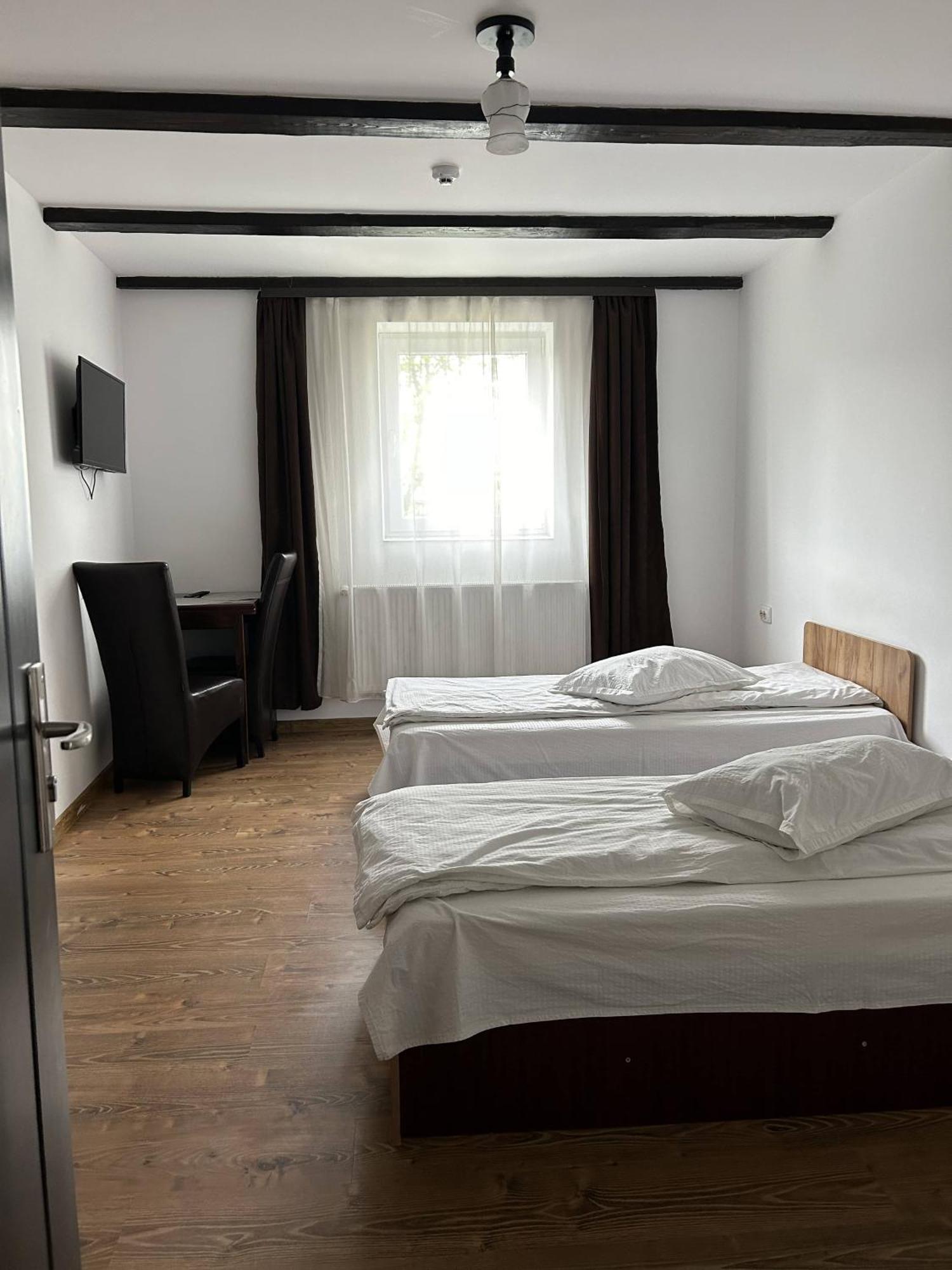 Hotel Intim Radauti Ngoại thất bức ảnh