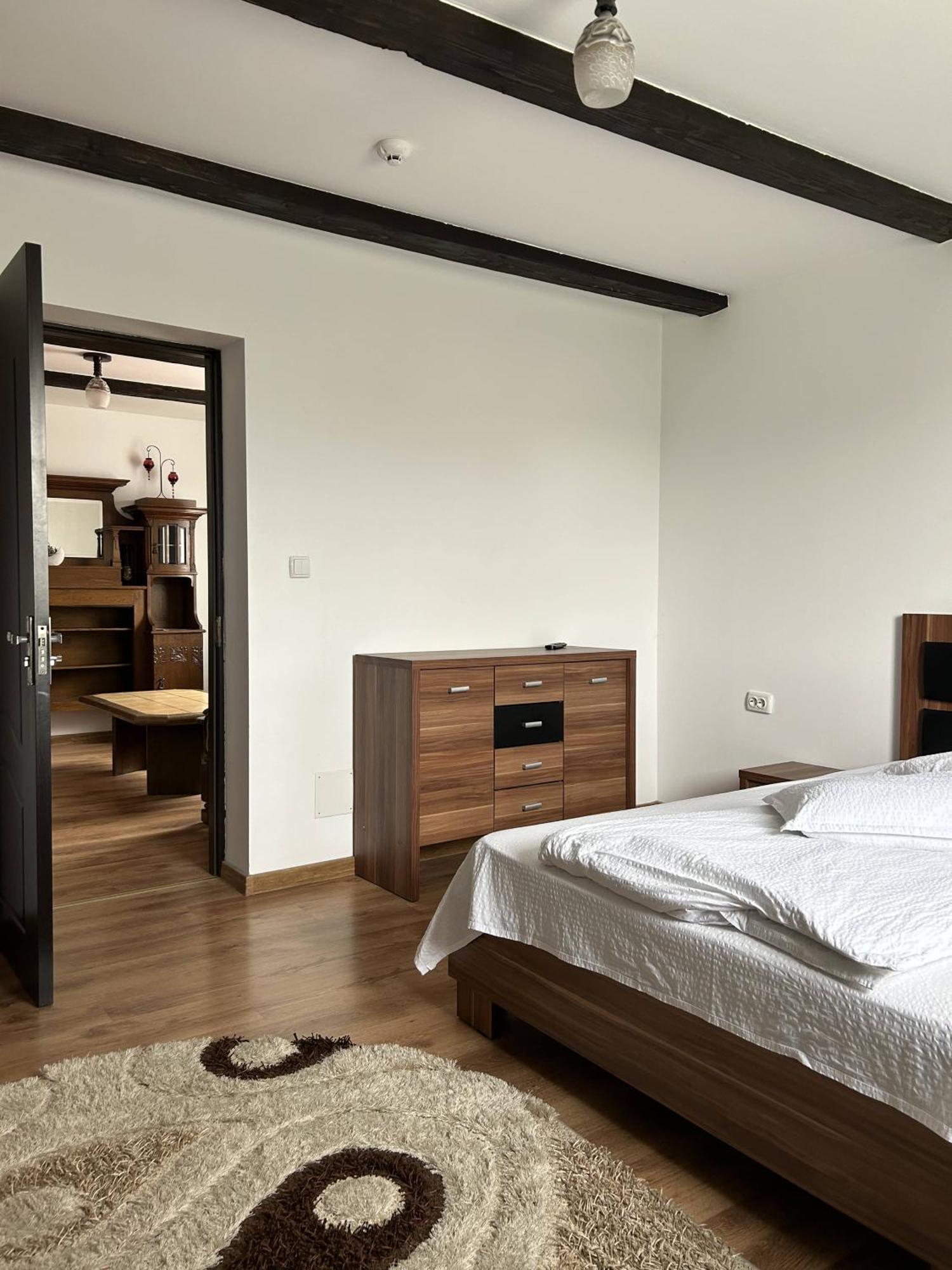 Hotel Intim Radauti Ngoại thất bức ảnh