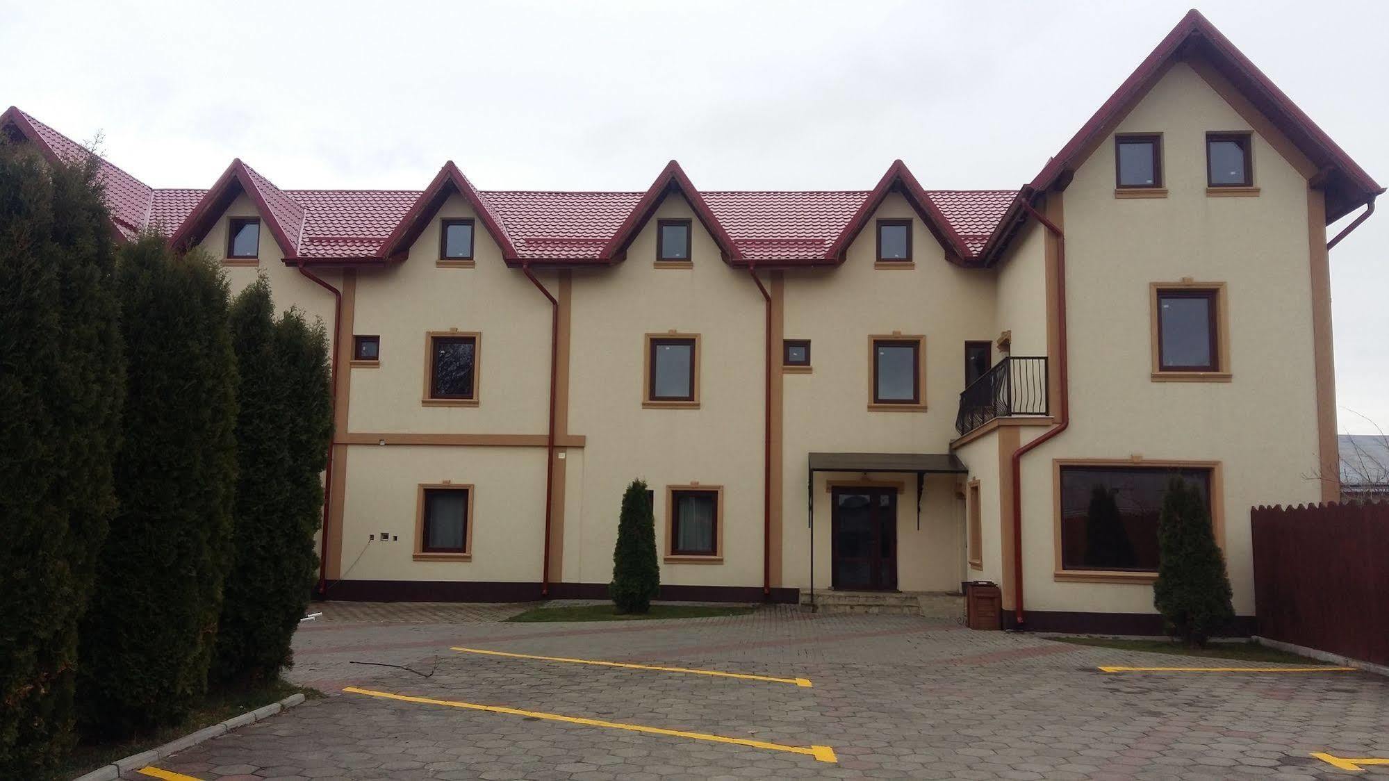Hotel Intim Radauti Ngoại thất bức ảnh